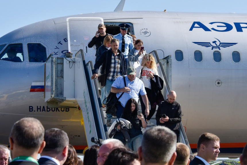 Rușii expulzați din Statele Unite sunt înrolați de Rusia pe aeroportul din Moscova, imediat după aterizare 1 wp header logo 1166