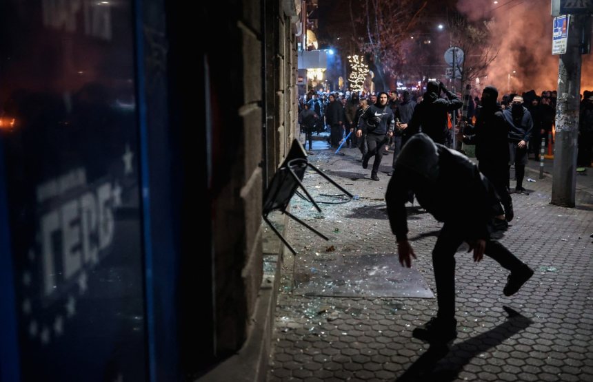 Mii de oameni au protestat la Sofia și în alte orașe din Bulgaria față de bugetul pe 2026. Ciocniri cu forțele de ordine 1 wp header logo 154