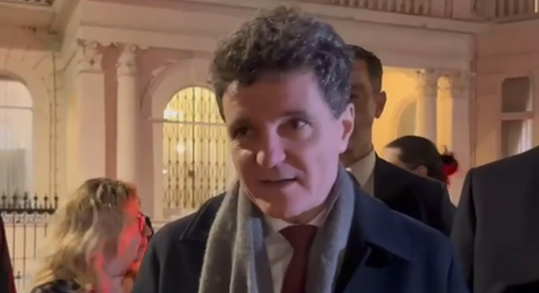 Românii din Londra l-au așteptat pe președinte în fața ambasadei: „Nicușoare, nu mai sta, apără Justiția”. Ce le-a transmis oamenilor 1 wp header logo 1866