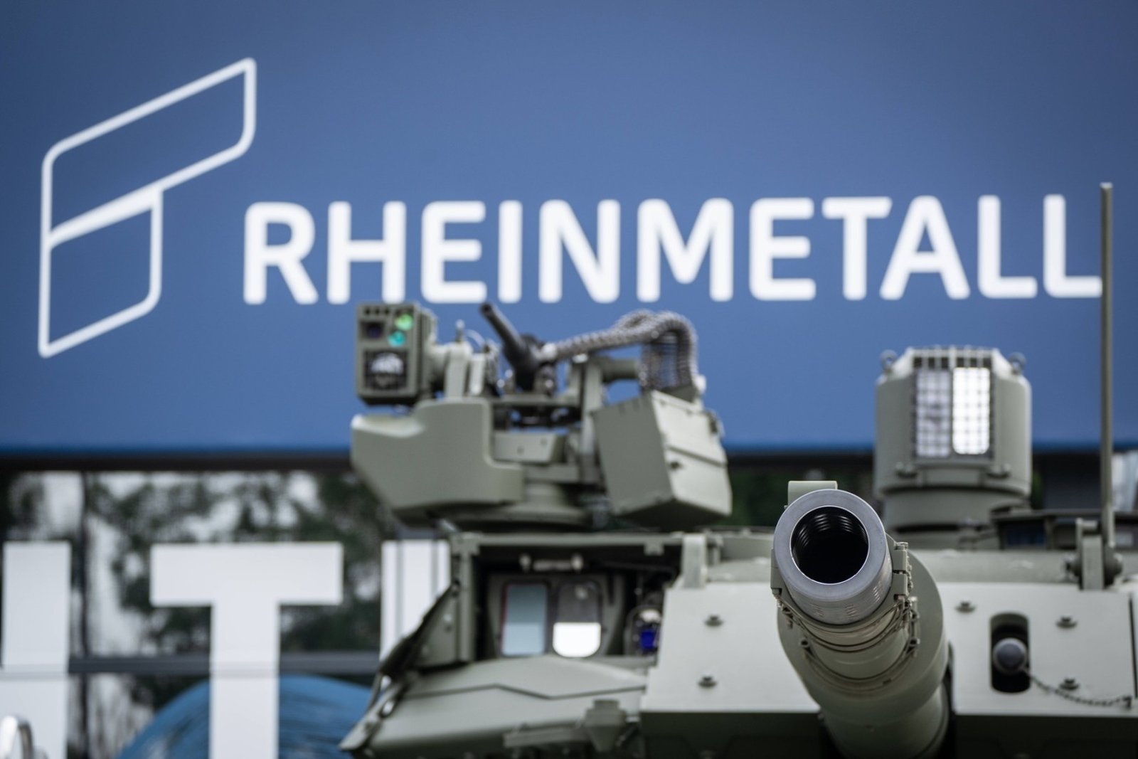 Regatul Unit şi Germania au semnat un acord comun de 70 de milioane de dolari pentru sisteme mobile de artilerie 1 wp header logo 3315