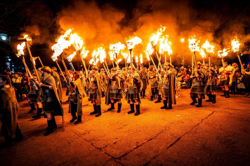 „Vikingii” au năvălit pe străzi. Mii de oameni, purtând torțe, au mărșăluit în Edinburgh pentru Festivalul Focului 1 wp header logo 3541