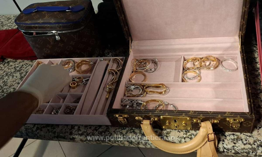 Două românce care veneau din Dubai au fost prinse pe aeroportul Otopeni cu bijuterii, ceasuri și bani, în valoare de 3 milioane de euro 1 wp header logo 1042