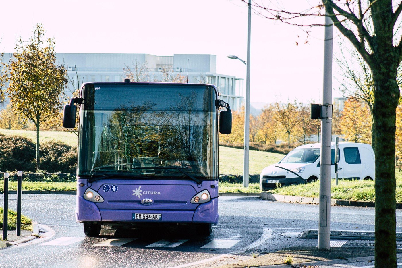 O franțuzoaică a plătit sute de mii de euro pentru o casă la țară. Acum a aflat că prin grădina ei va trece un autobuz 1 wp header logo 2527