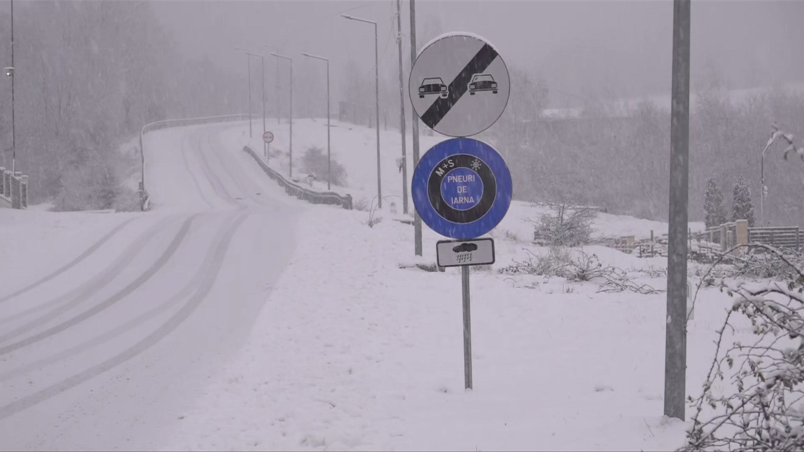 Vreme extremă în România: drumuri blocate de zăpadă, copaci prăbușiți și avalanșe pe munte. Zeci de mii de oameni fără curent electric 1 wp header logo 284