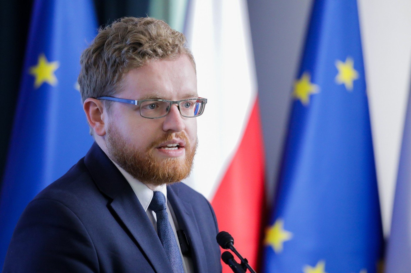 Val de videoclipuri generate de inteligența artificială, care promovează ieșirea Poloniei din UE. „Un test pentru a submina democrația” 1 wp header logo 946