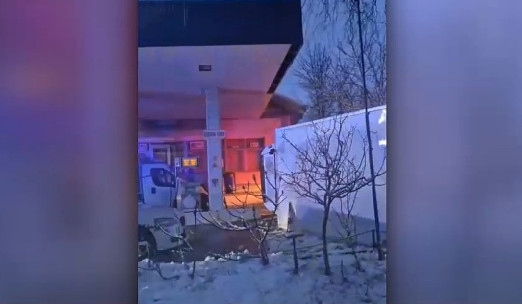 VIDEO Un TIR cu cauciucuri uzate s-a răsturnat într-o benzinărie 1 wp header logo 1386