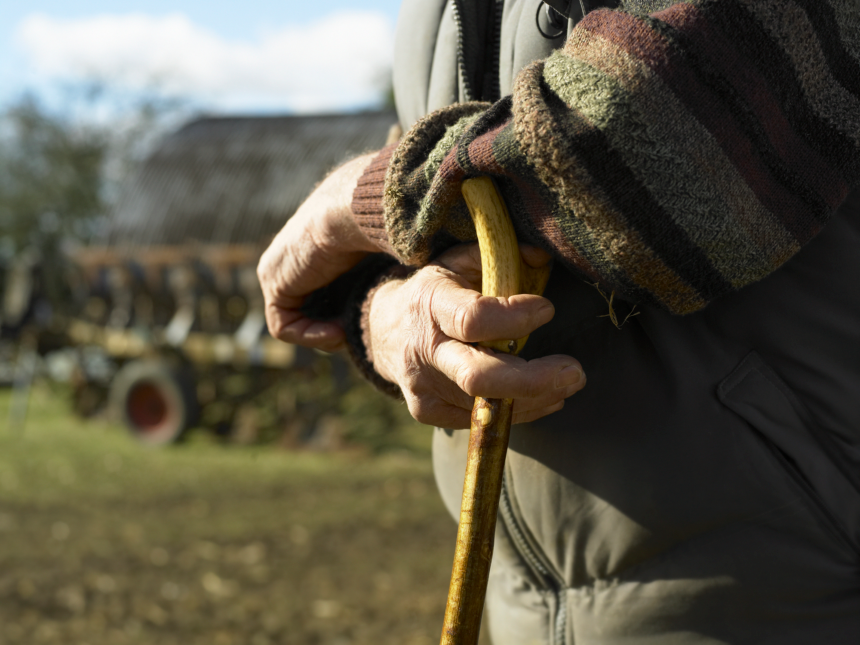 România îmbătrânește mai accelerat decât restul Europei. Unul dintre motive: exodul peste hotare. „Jumătate de comună e plecată” 1 wp header logo 1691