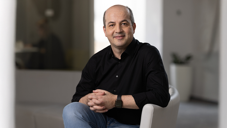 De ce rămân unii angajați ani la rând în aceeași companie, într-o piață în care joburile se schimbă tot mai des 1 wp header logo 183