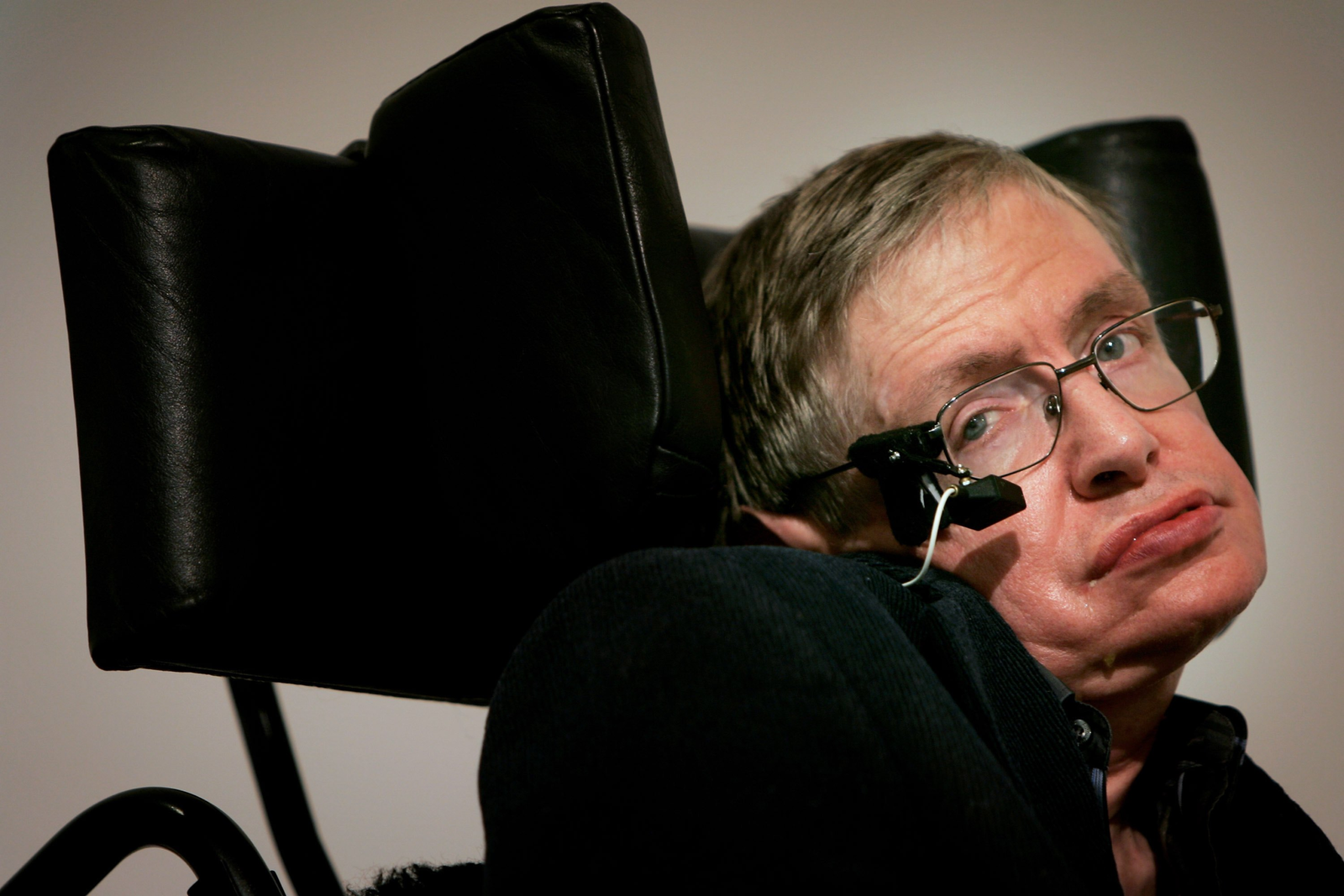 Stephen Hawking, în dosarele Epstein. Fotografie cu fizicianul zâmbind pe un șezlong, alături de două femei în bikini 1 wp header logo 1963