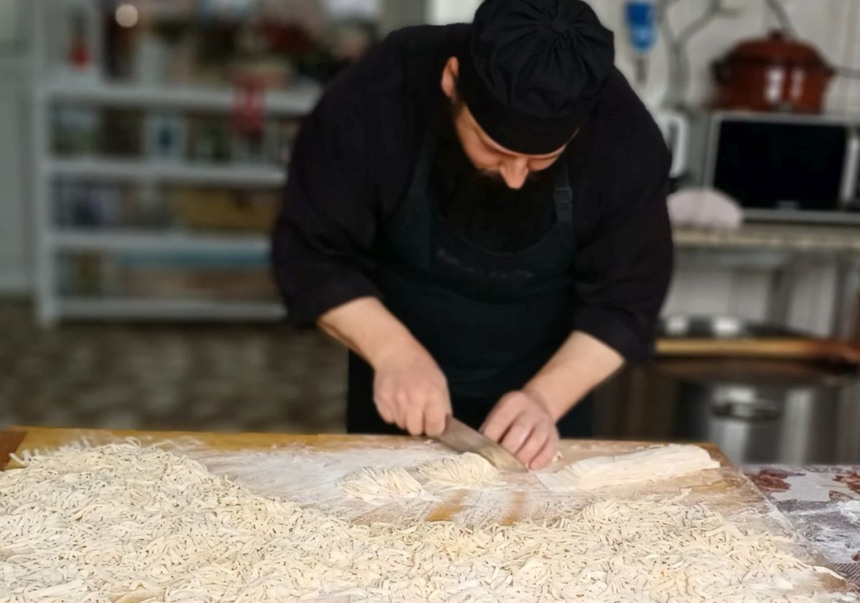 Cum prepari tăieței de casă, după rețeta călugărului bucătar Efrem Băndărică. Ce adaugă în aluat 1 wp header logo 1986