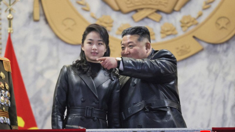 O imagine cu greutate: Kim Jong-un și fiica lui, „desemnată ca succesoare”, au apărut asortați în haine de piele la o paradă militară 1 wp header logo 2047