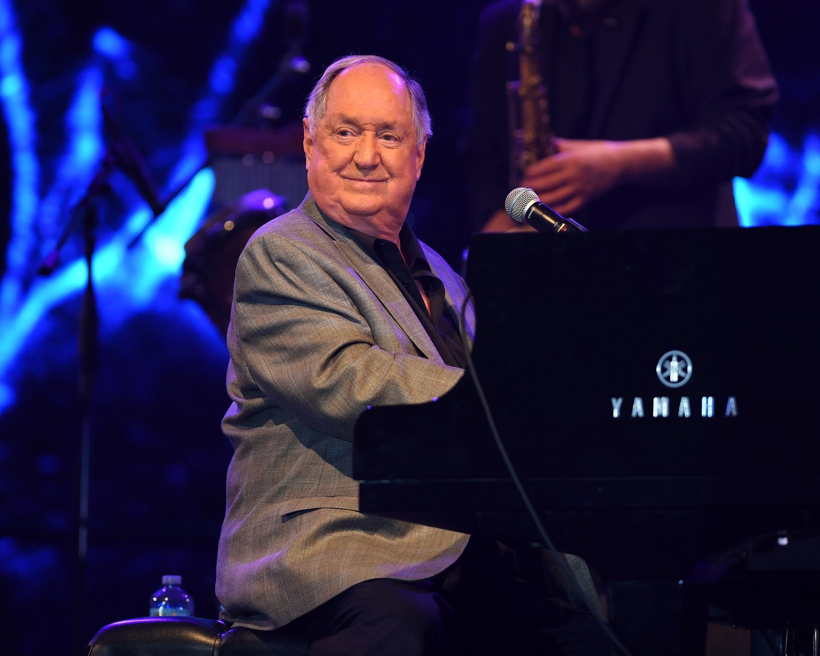 Neil Sedaka a murit. Cântărețul și compozitorul american faimos pentru cântecul „Breaking Up Is Hard to Do” avea 86 de ani 1 wp header logo 2212
