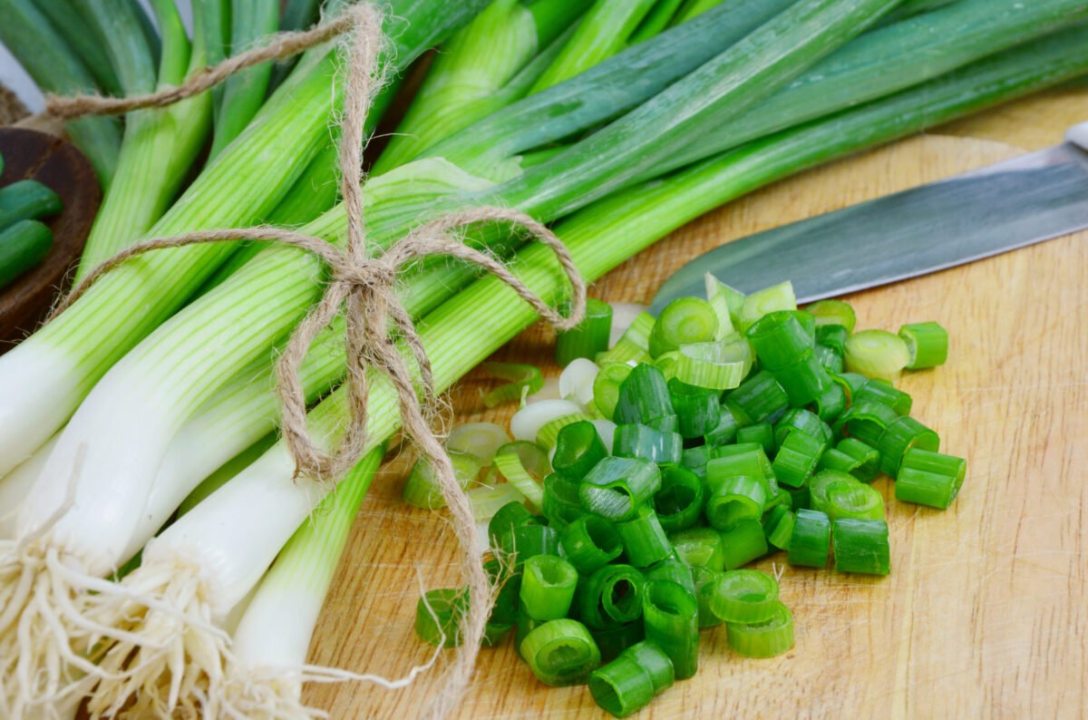 De ce să nu mai arunci capetele de la ceapa verde? Sunt mai utile decât crezi 1 wp header logo 940