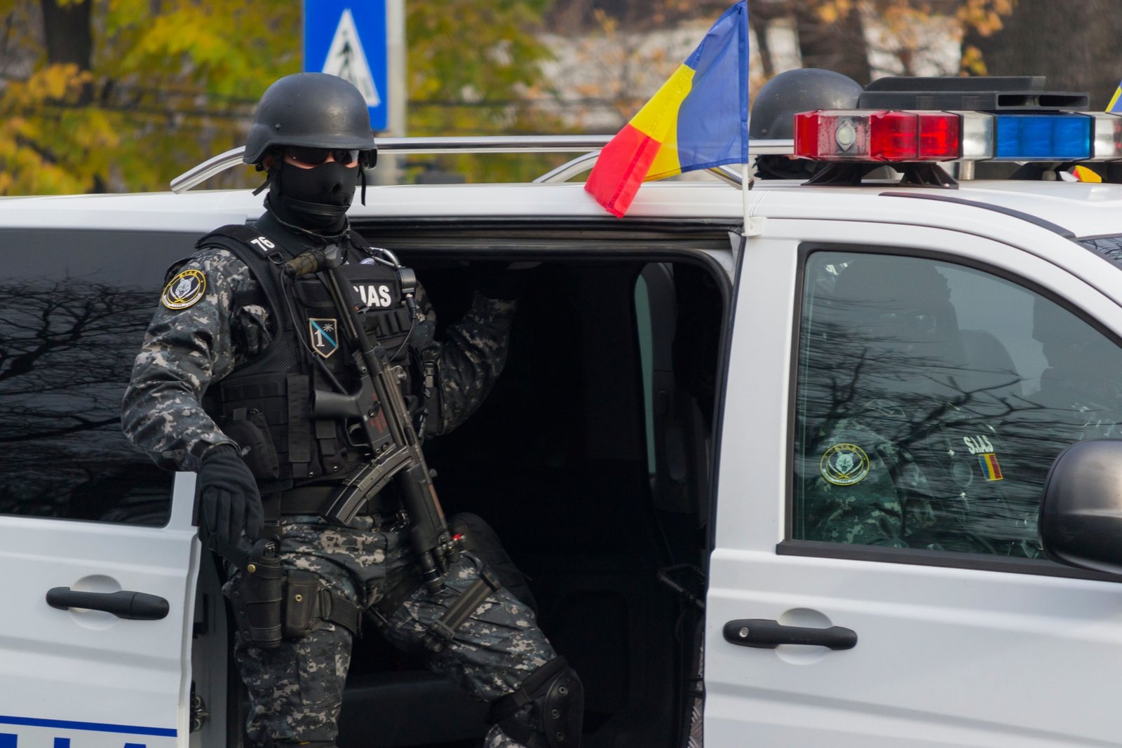 Intervenție a poliției pentru calmarea unui bărbat care arunca cu pietre în mașini. Împușcat, după ce a atacat cu sabia un poliţist 1 wp header logo 1035
