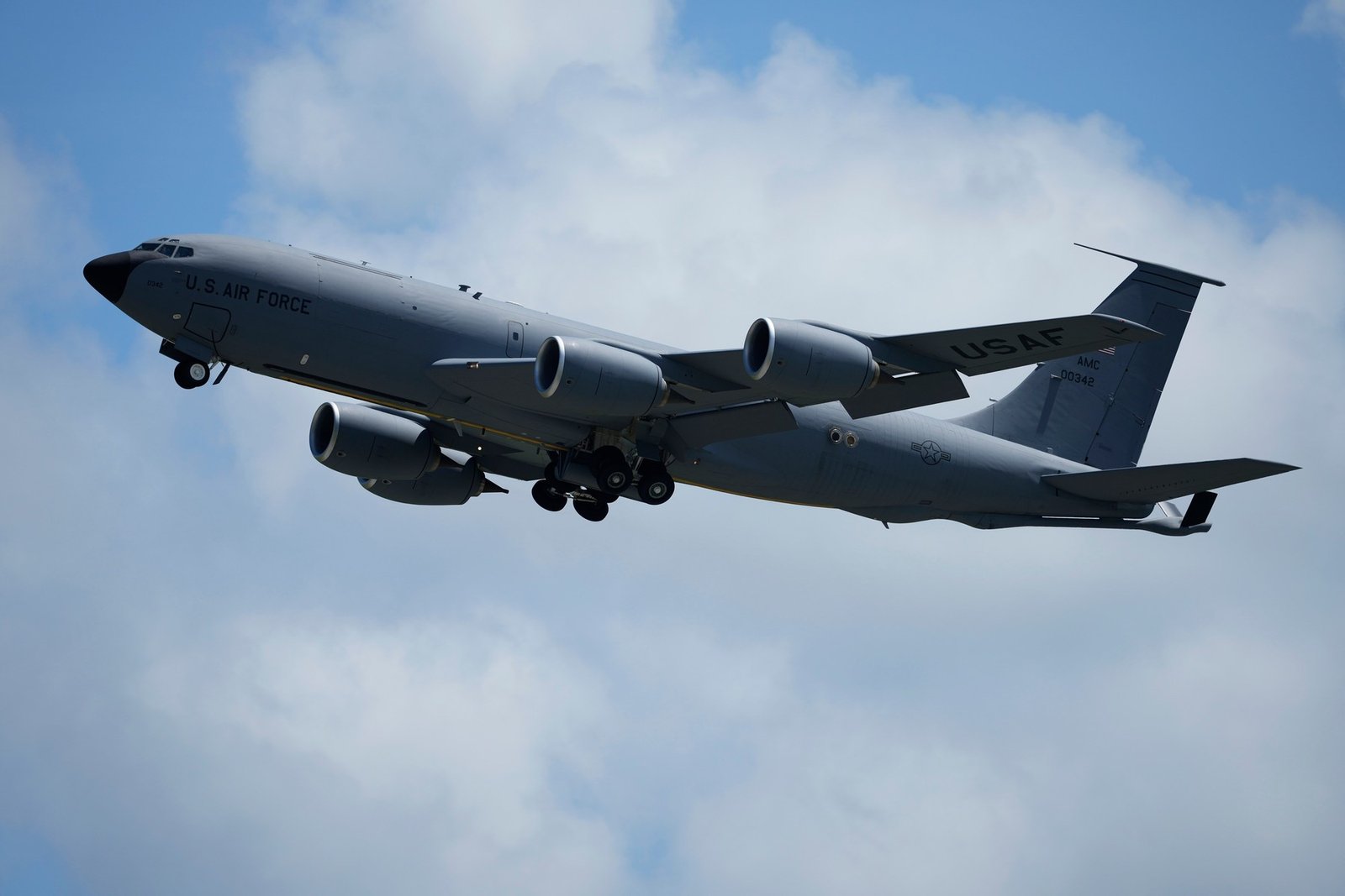 Primele trei avioane cisternă KC-135 Stratotanker au aterizat în România. Gen (r) Bălăceanu: „Se profilează un război de uzură” 1 wp header logo 1104