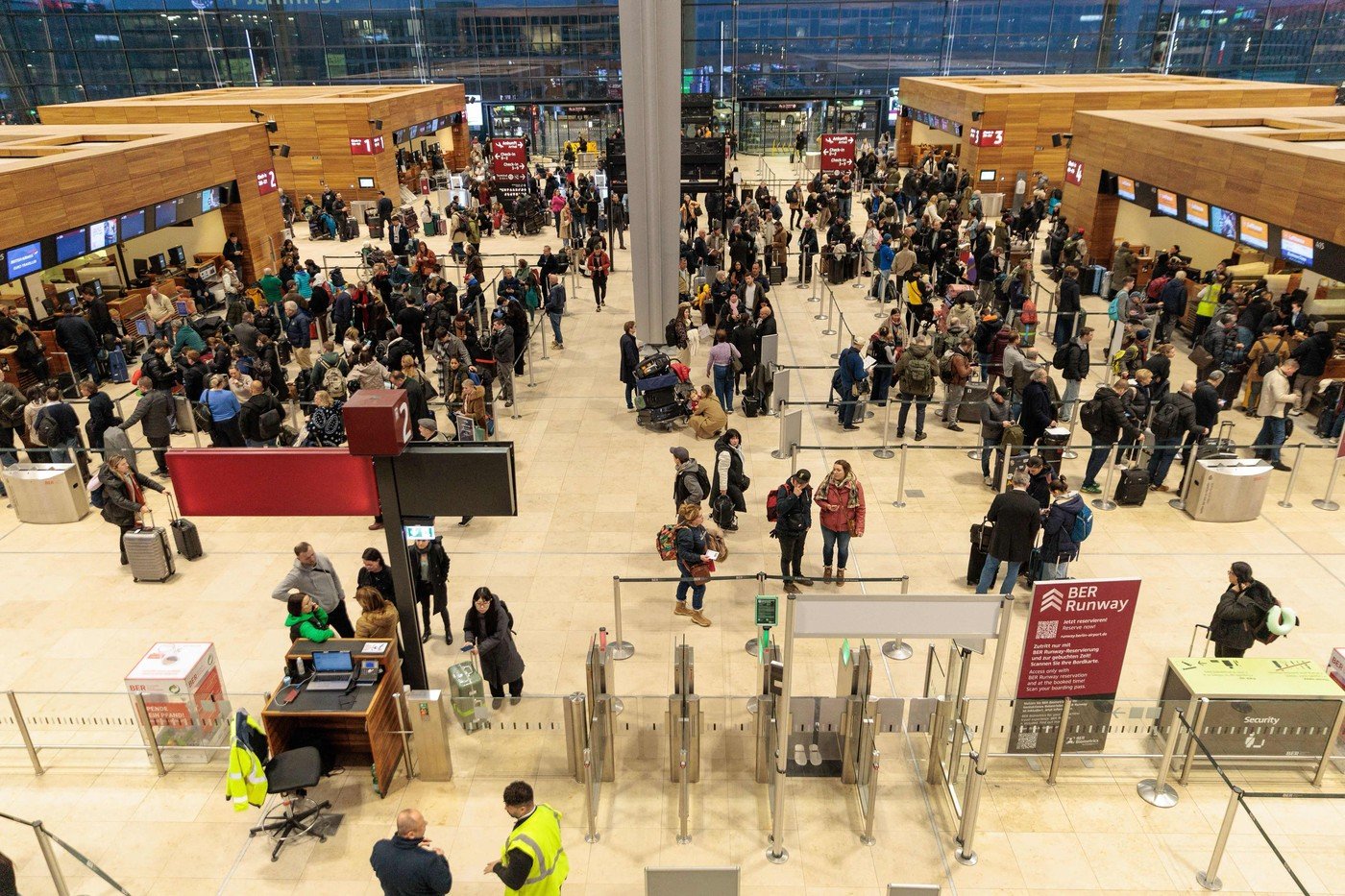 Grevă în Germania: aeroportul din Berlin, închis temporar. Sute de zboruri vor fi afectate. Cât timp va dura interdicția 1 wp header logo 1177