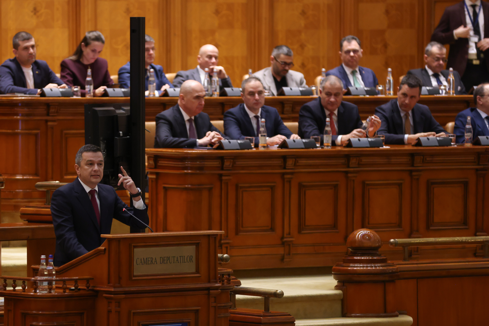 Bugetul, dezbătut în Parlament până dimineața. Grindeanu, atacuri la Bolojan. Ce prevede proiectul modificat. Mesajele USR, UDMR și AUR 1 wp header logo 1423