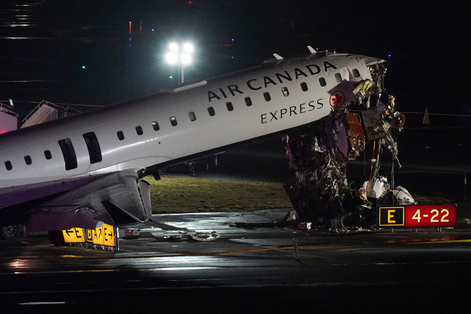 Mărturia unui pasager al avionului care s-a ciocnit cu un vehicul pe aeroportul La Guardia. „Am simțit cum aparatul pierde controlul” 1 wp header logo 1806