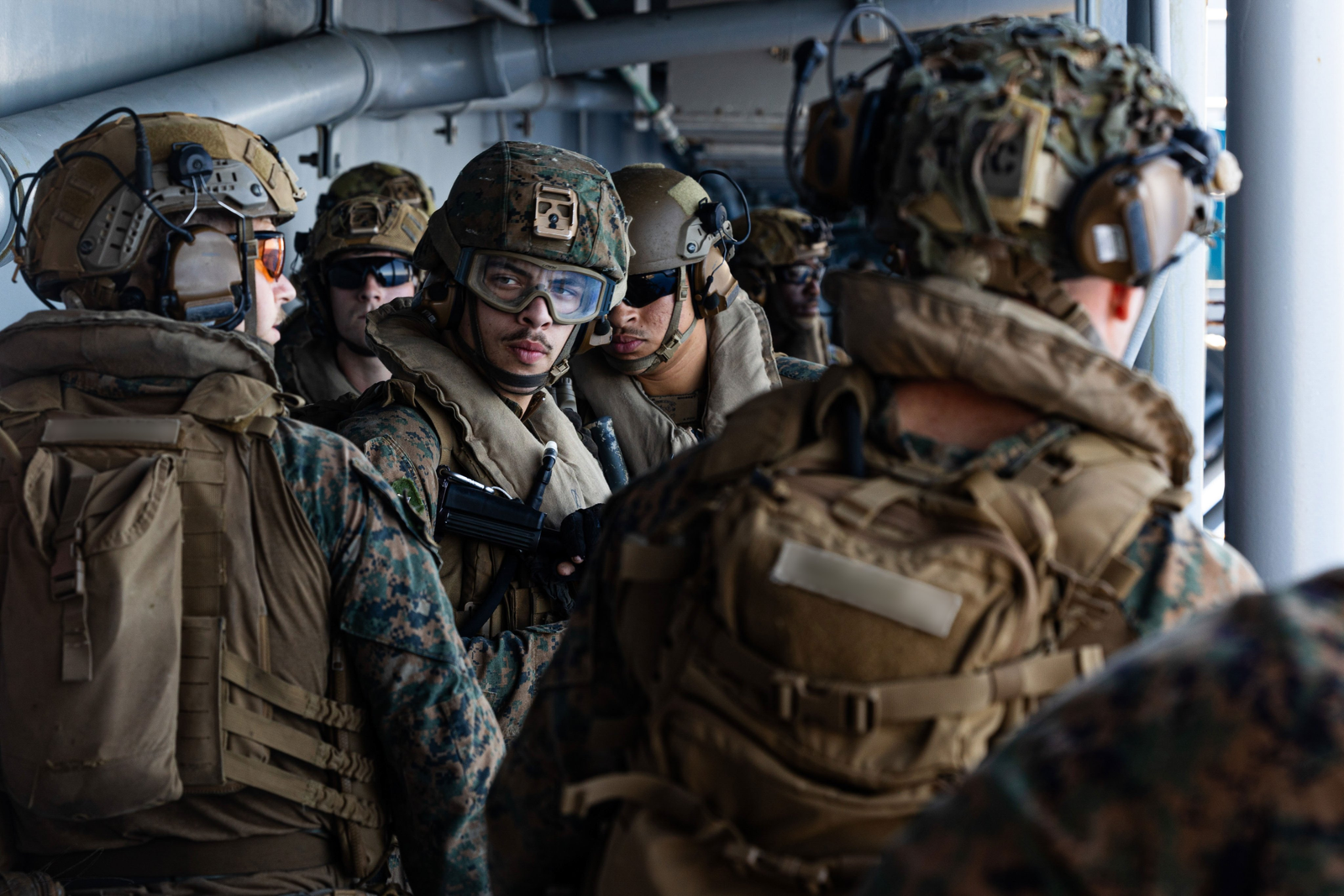 Război în Orientul Mijlociu, ziua 29. Mii de militari americani au ajuns în regiune. Nava USS Tripoli, în „zona de responsabilitate” 1 wp header logo 2115