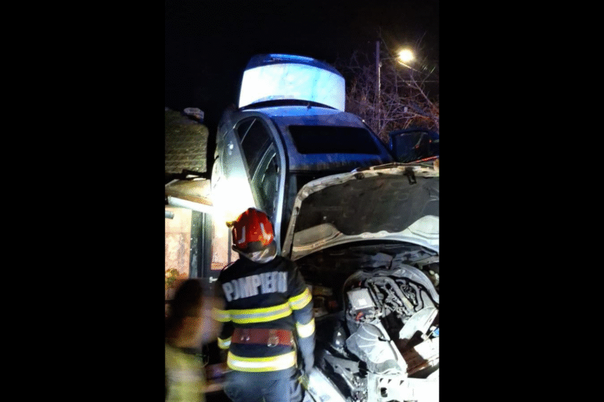 Un autoturism a ieşit de pe şosea şi a ajuns pe acoperişul unei case, într-o localitate din Prahova 1 wp header logo 2121