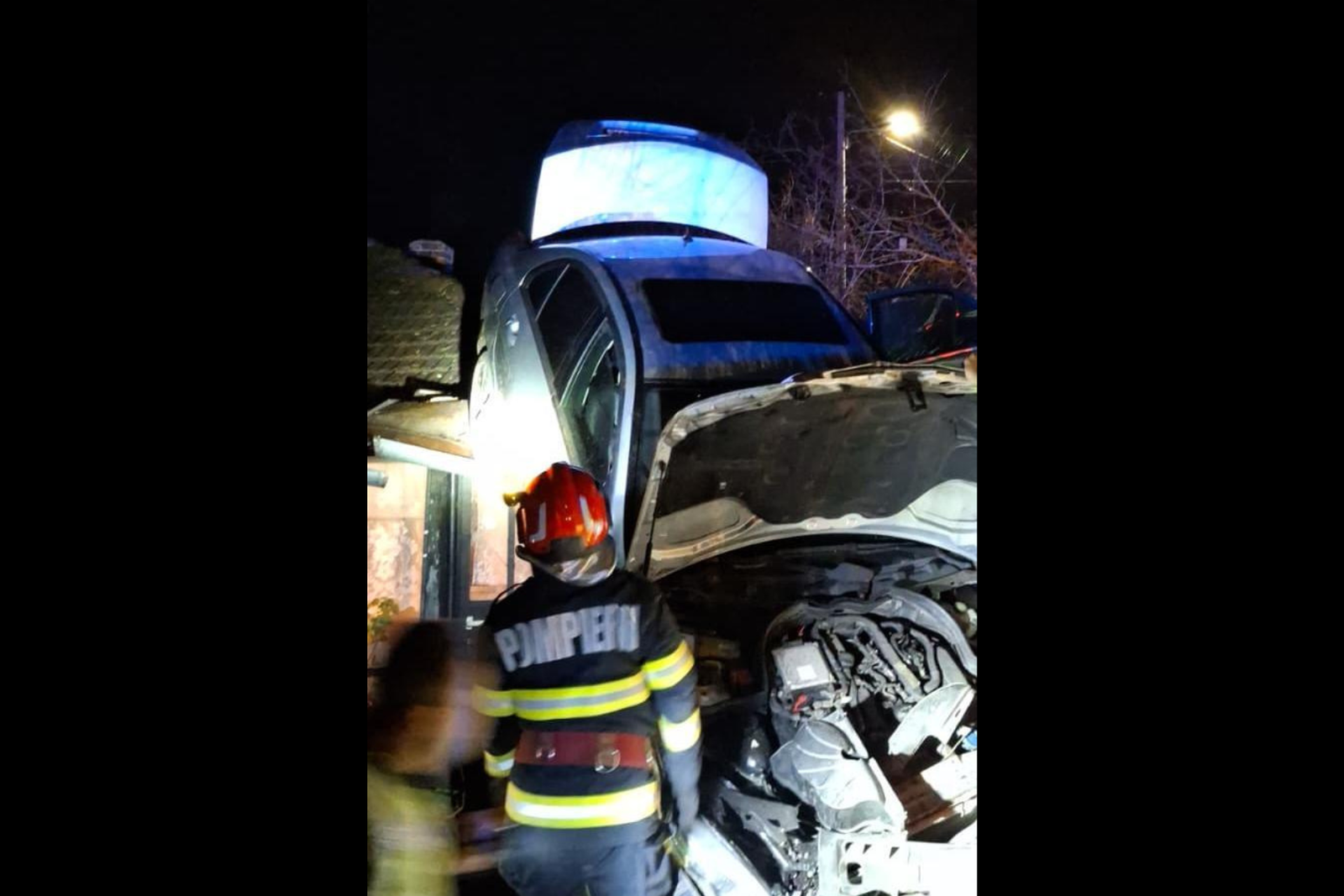Un autoturism a ieşit de pe şosea şi a ajuns pe acoperişul unei case, într-o localitate din Prahova 1 wp header logo 2121