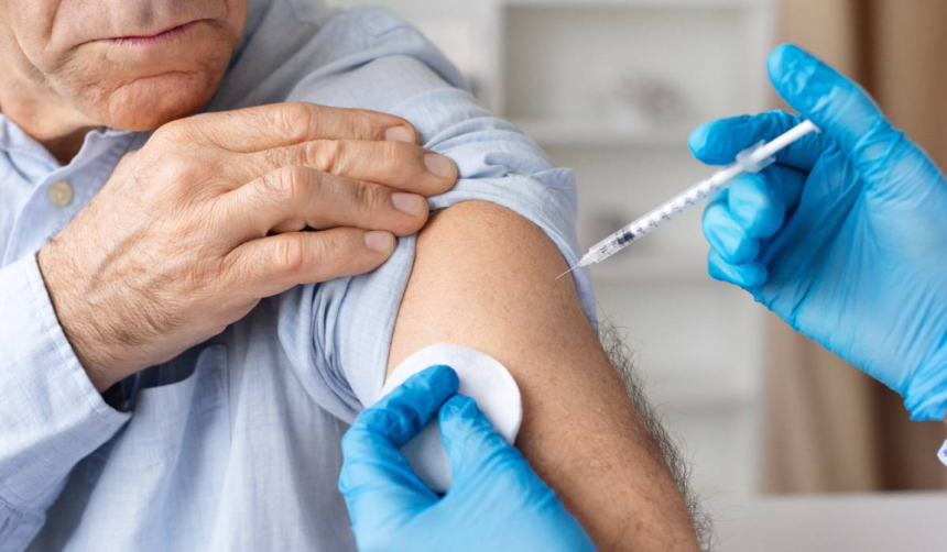 Cinci vaccinuri gratuite pentru adulți și vârstnici care pot preveni boli grave după 60 de ani. „Nepoții noștri aduc multe viroze și boli din comunitate” 1 wp header logo 2317