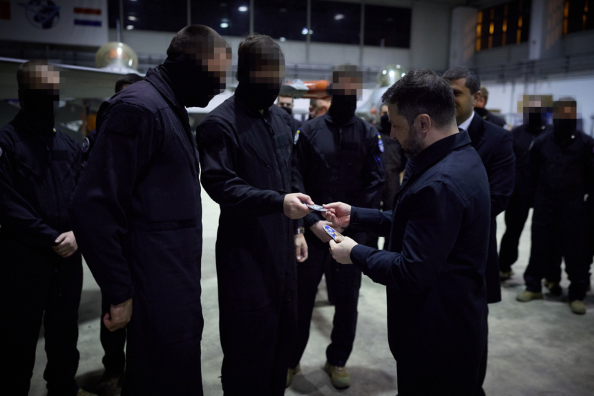 Zelenski și ministrul Apărării, Radu Miruță, vizită la Baza 86 Aeriană de la Borcea. Discuții despre pregătirea piloților ucraineni 1 wp header logo 859