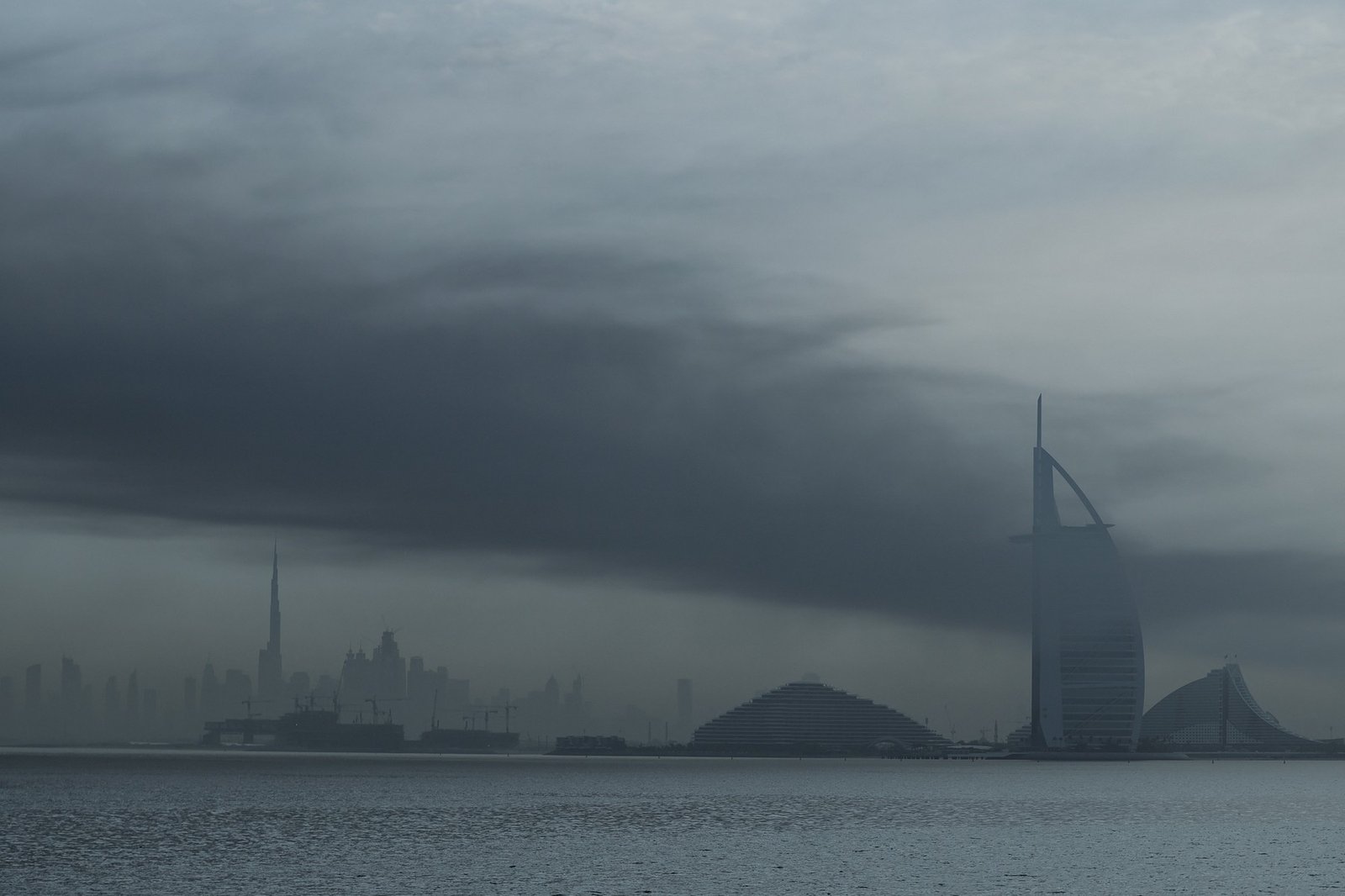 Scădere dramatică a pieţei imobiliare din Dubai: 20% în doar cinci zile. Autoritățile dau vina pe „oamenii care urăsc viața” 1 wp header logo 875
