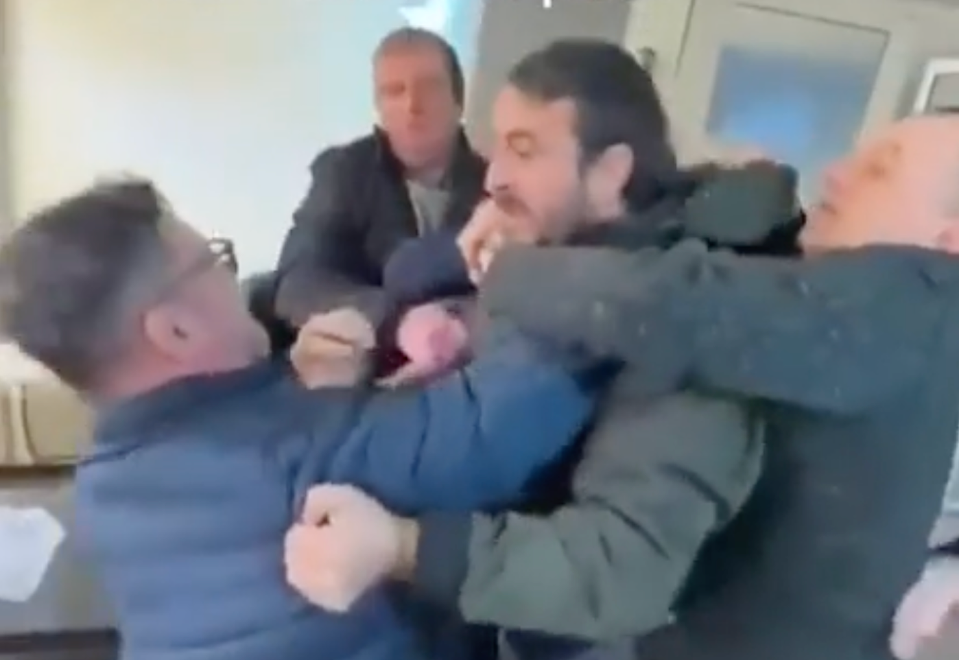 Bătaie într-un sediu AUR: „Bă, tu mă faci pe mine borfaș? Mi-am dat viața pentru partid” 1 wp header logo 1189