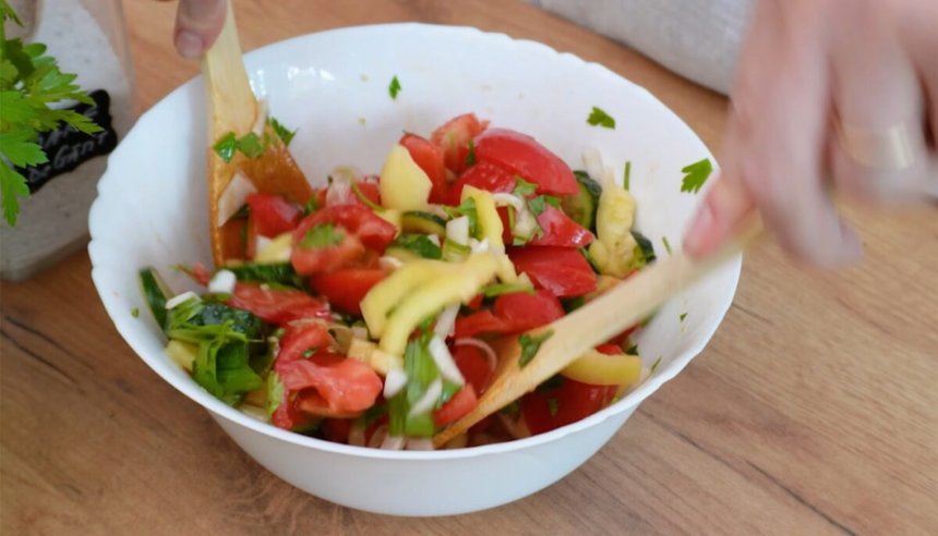 Condimentul pe care nu trebuie să-l pui niciodată în salata de roșii cu castraveți. Îi strică tot gustul 1 wp header logo 1237