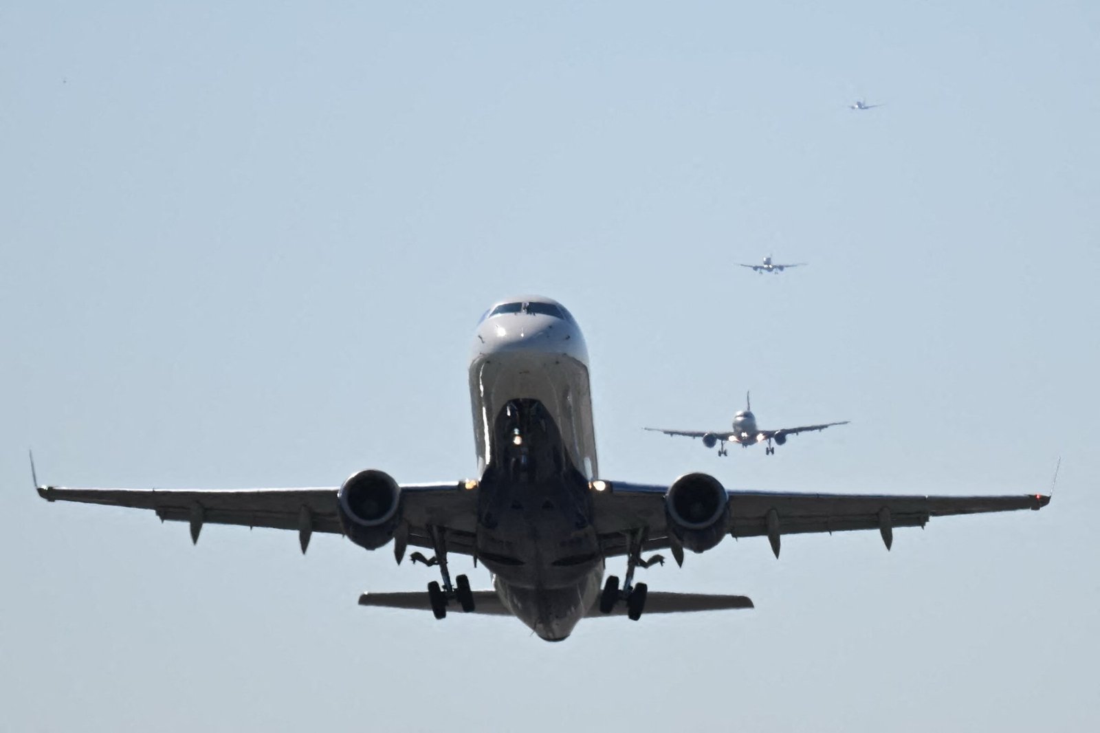 Doi piloți miaună și latră în apropierea aeroportului din Washington. Controlorul de trafic: „Băieți, trebuie să fiți profesioniști!” 1 wp header logo 1272