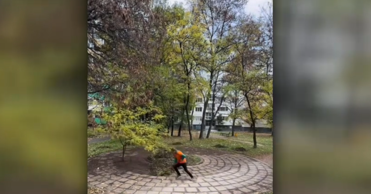 Un român din Vaslui a devenit un model de bun simț și hărnicie în Bulgaria. De ce petrece acesta ore întregi să curețe parcuri și alei 1 wp header logo 2147