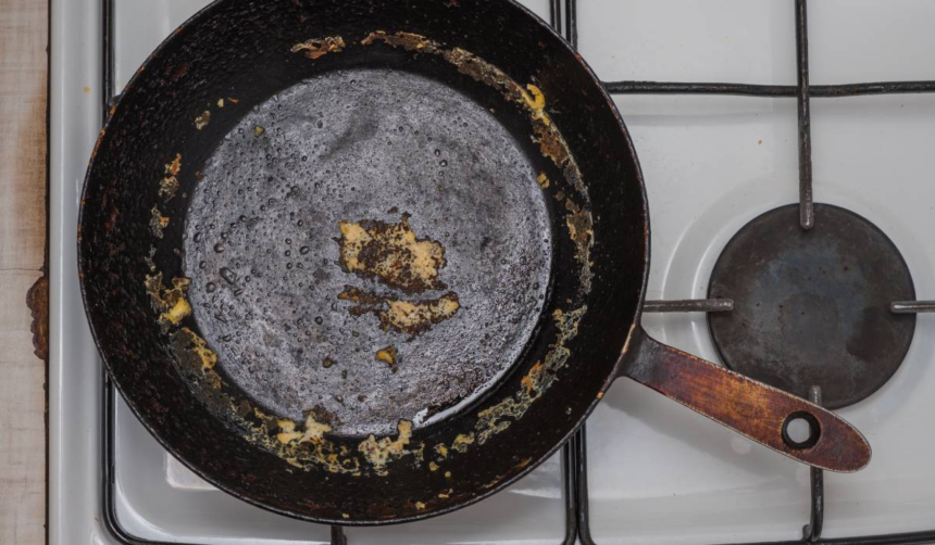 Cum să cureți tigaia de fontă de grăsime și arsură. Trucul cu sare care nu-ți strică tigaia 1 wp header logo 747