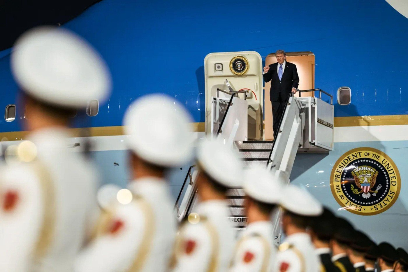 „Nimic din China nu e permis în avion”. Echipa lui Trump a aruncat telefoanele, ecusoanele şi cadourile primite în vizita la Beijing 1 wp header logo 1269