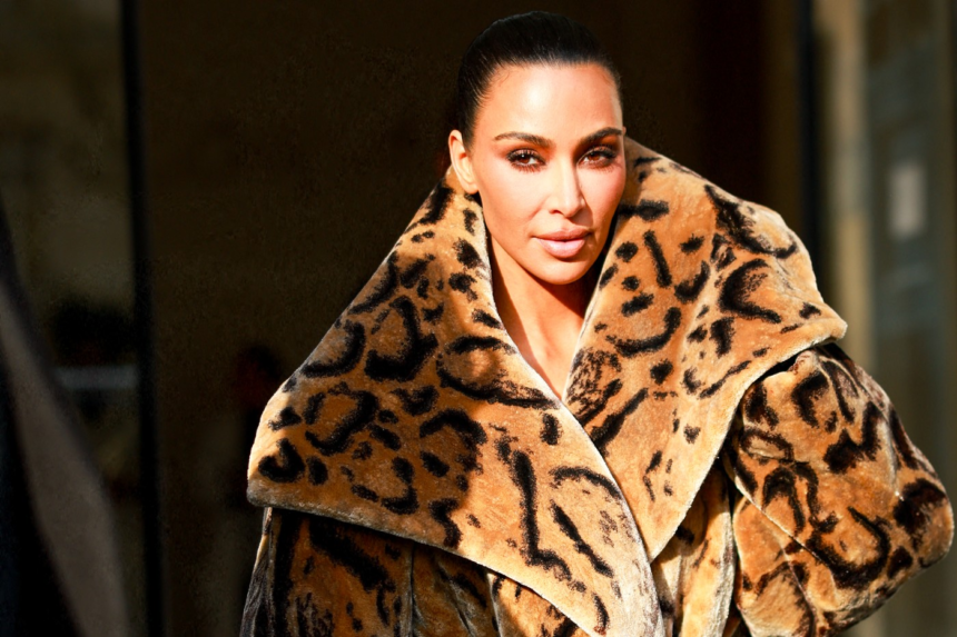 Kim Kardashian cere despăgubiri de 1 euro de la „hoții bunici” care au jefuit-o de bijuterii de 9 milioane de euro, în Paris 1 wp header logo 1457