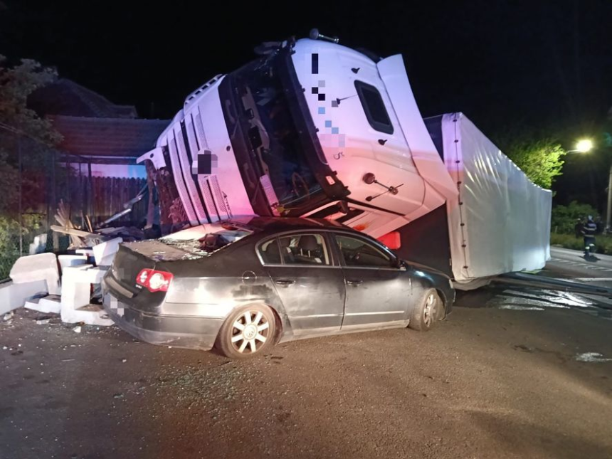 Trafic blocat pe DN 7, după ce un TIR încărcat cu băuturi energizante s-a răsturnat peste o mașină parcată 1 wp header logo 1541