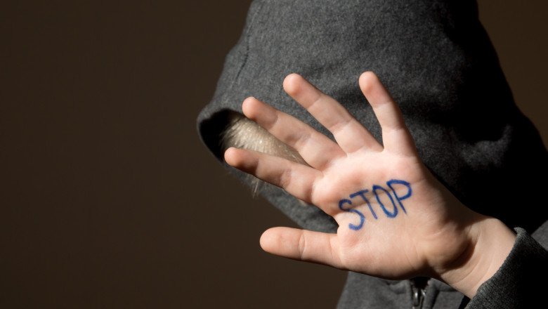 Copiii se tem să vorbească despre abuzurile prin care trec. World Vision România: „Doar 1 din 2 ar anunța poliția”. De ce rămân tăcuți 1 wp header logo 1567