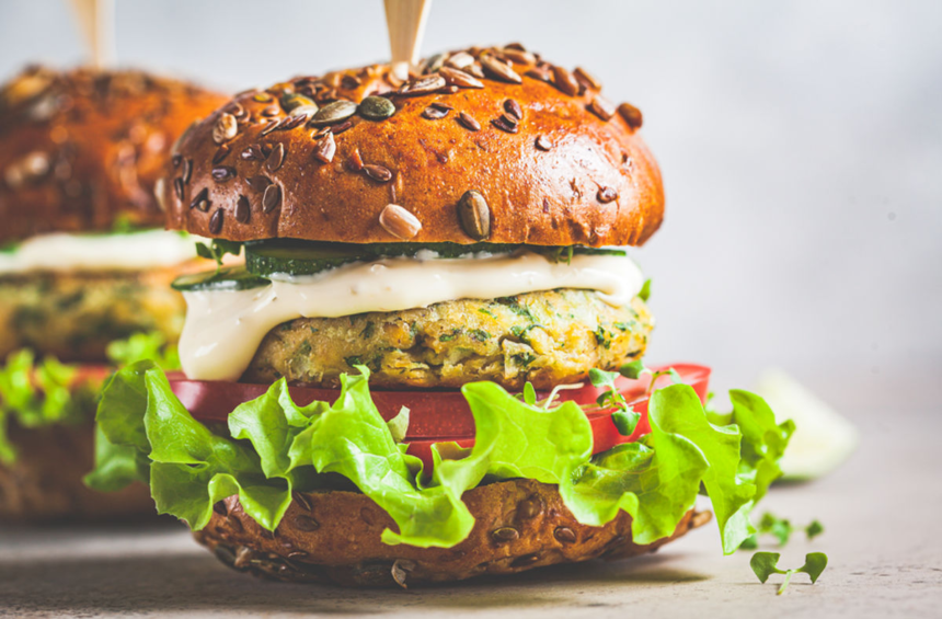 Burger de pui mai gustos decât la fast food. Iese suculent și aromat! Nu ai nevoie de multe ingrediente 1 wp header logo 2240