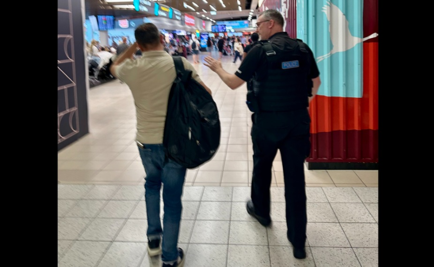 Pasagerul unei curse aeriene Londra Luton - Bacău, dat jos din avion după ce a furat ochelari de soare din duty free 1 wp header logo 2262
