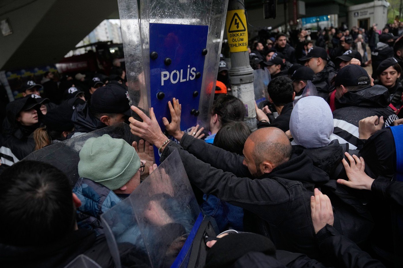 Proteste violente de 1 Mai în Turcia: Sute de arestări după ciocniri între poliție și demonstranți la Istanbul 1 wp header logo 53