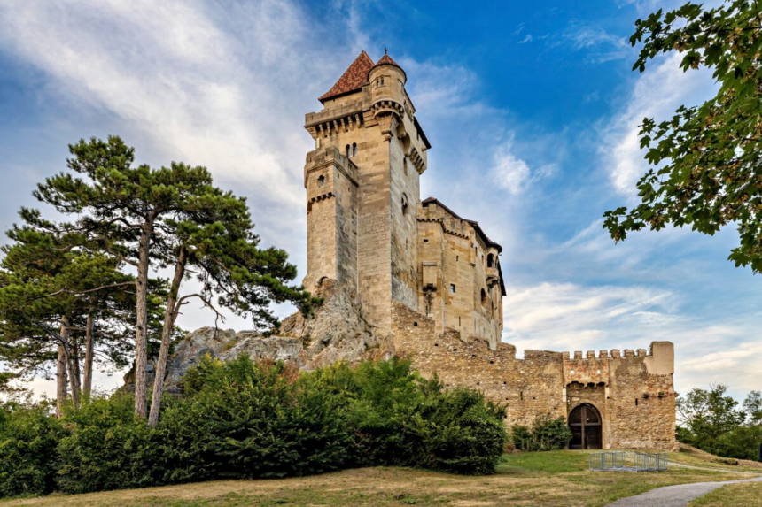 Destinația europeană ignorată de turiști care pare desprinsă dintr-un basm. Are castele spectaculoase și peisaje alpine incredibile 1 wp header logo 858
