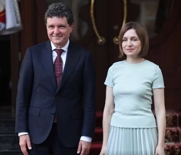 Nicușor Dan și Maia Sandu călătoresc împreună în Armenia, la summitul Comunităţii Politice Europene. Mesajul postat de șeful statului 1 718726833 122179392386869536 2273664462268198766 n