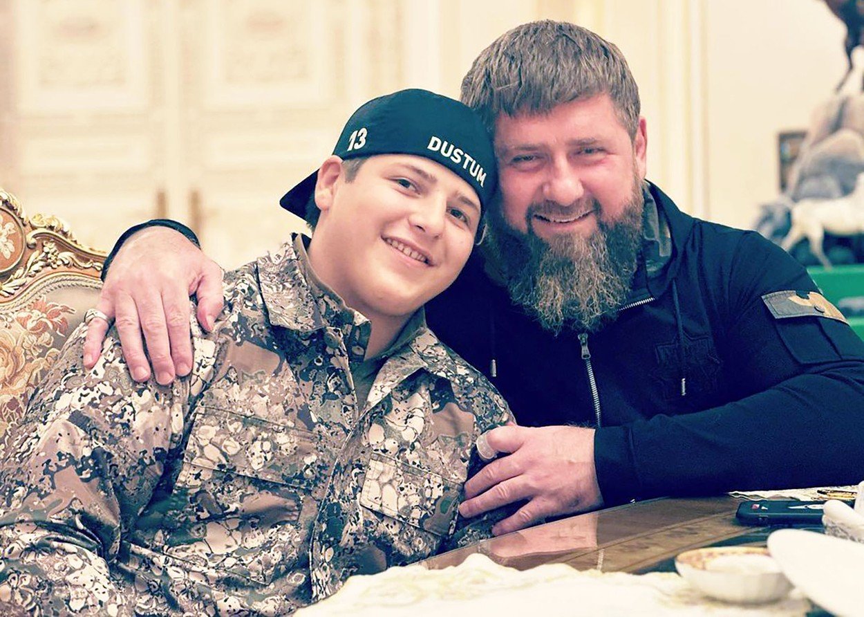 Două medalii „Erou al Ceceniei” pentru fiul lui Kadîrov: una pentru susținerea războiului din Ucraina, cealaltă după o bătaie în arest 1 wp header logo 1003