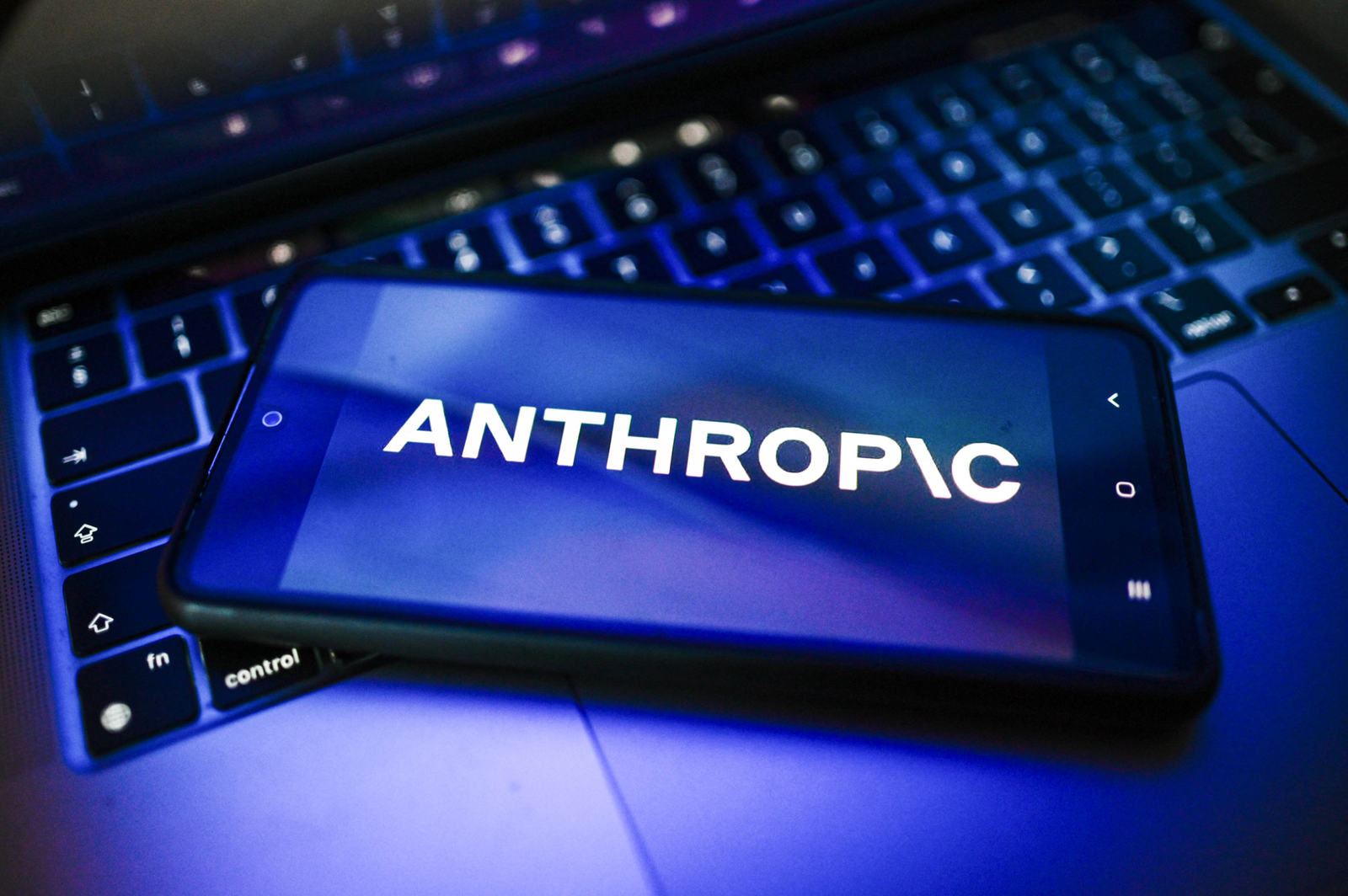 Anthropic va oferi Uniunii Europene acces la modelul avansat de inteligenţă artificială Mythos. Administrația Trump și-a dat acordul 1 wp header logo 102