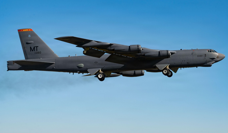 Un bombardier B-52 Stratofortress aparţinând Forţelor Aeriene americane s-a prăbuşit după decolare în California 1 wp header logo 1229