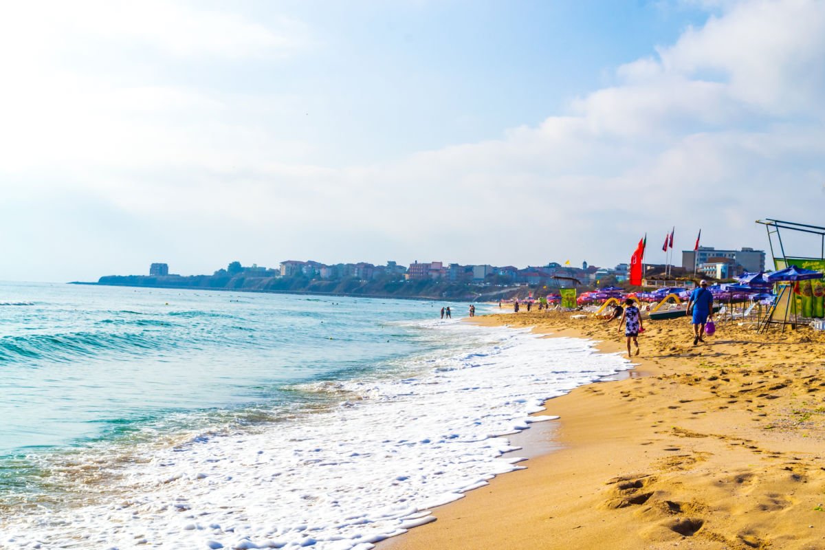 Bacteria „care distruge țesuturile” se extinde în Marea Neagră. Specialiștii avertizează asupra riscurilor pentru turiști 1 wp header logo 1354