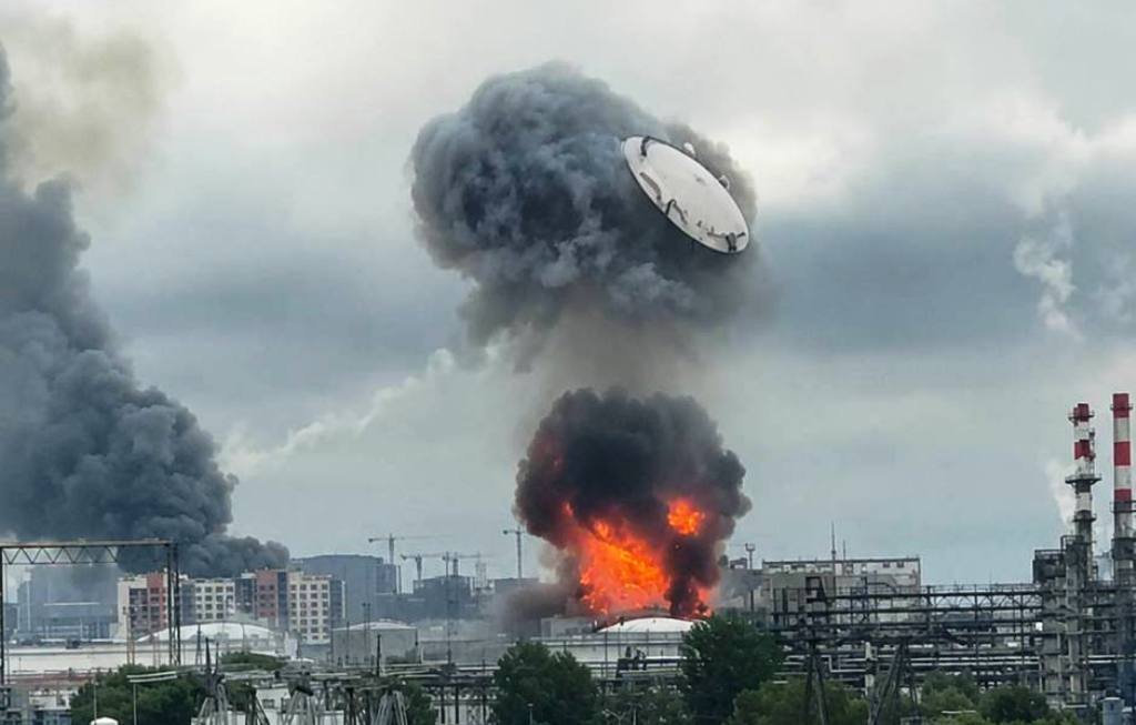 Momentul în care „capacul” unui rezervor gigantic de la rafinăria din Moscova a sărit zeci de metri în aer în urma atacului Ucrainei 1 wp header logo 1467