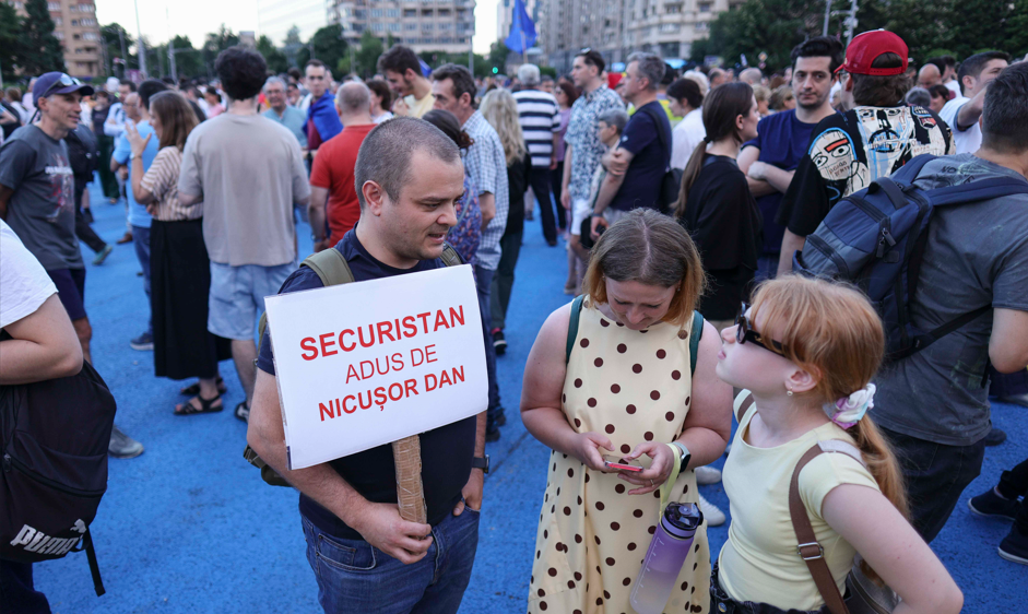 Protest în Piaţa Victoriei: „România e sub asediu”. Manifestanții au scandat împotriva preşedintelui Nicuşor Dan 1 wp header logo 1584