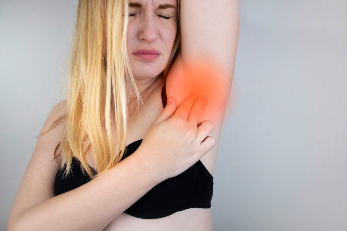 Mâncărimile la axilă nu trebuie ignorate. Ce afecțiuni pot ascunde și când este recomandat consultul medical 1 wp header logo 1617