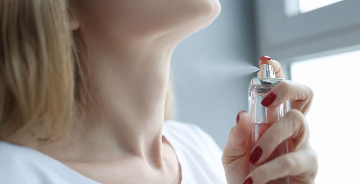 Obișnuiești să te dai cu parfum pe gât? Nu o mai face. Zona poate fi mai sensibilă decât crezi 1 wp header logo 1902